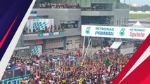MotoGP Malaysia 2022 Berakhir Meriah, Penonton Tumpah Ruah Turun ke Lintasan hingga Aksi Lempar Sepatu