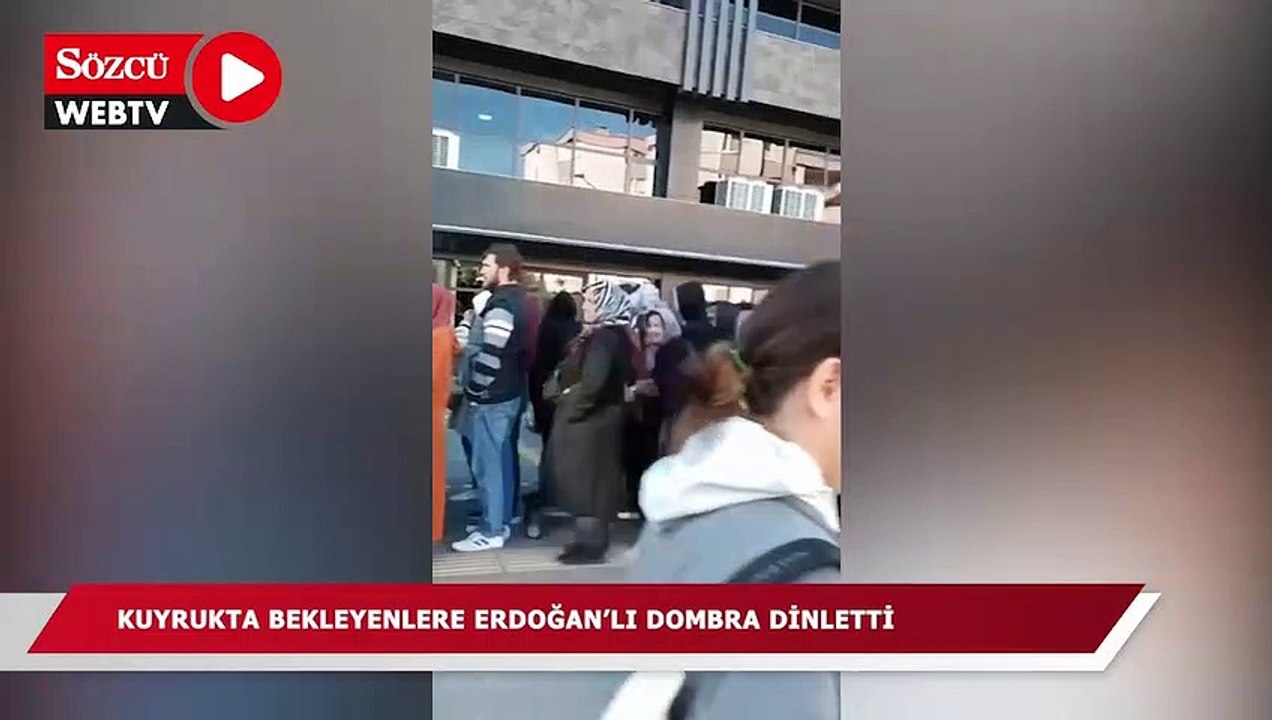 Kuyrukta bekleyenlere Recep Tayyip Erdoğan'lı dombra dinletti