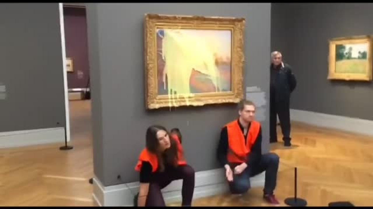 Dos activistas climáticos lanzan puré de patatas contra un cuadro de Monet en Alemania