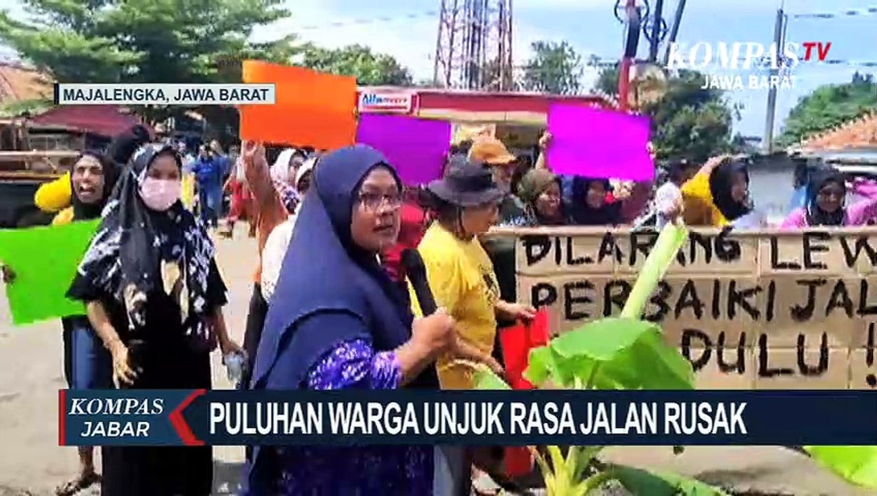 Warga Protes Minta Pemerintah Perbaiki Jalan