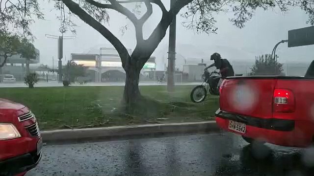 Chuva de granizo atinge bairros em Florianópolis
