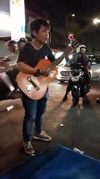 Pengamen Suara Merdu Bikin Merinding