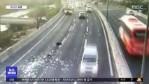 [이 시각 세계] 칠레 고속도로에 쏟아진 돈다발