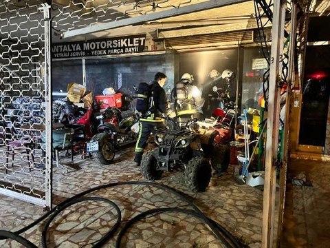ANTALYA'DA MOTOSİKLET DÜKKANINDA ÇIKAN YANGIN MADDİ HASARA YOL AÇTI