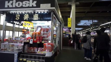 Menunggu KERETA TERCEPAT di HIROSHIMA STATION JAPAN yaitu kereta SHINKANSEN