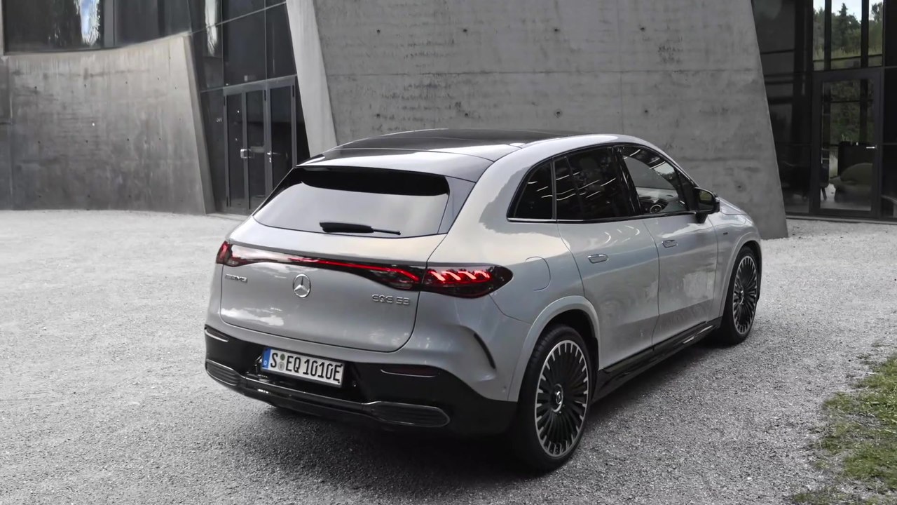 Der neue Mercedes-AMG EQE SUV - Optionaler Hyperscreen mit AMG-spezifischen Funktionen und Anzeigen für das MBUX Infotainmentsystem