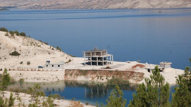 AKP’li başkanın kardeşi, Fırat’ın kıyısına kaçak villa yaptırdı