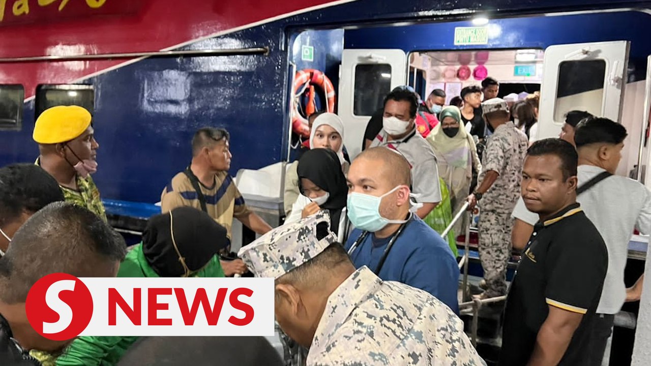 Stranded ferry towed to Kuala Kedah, over 500 p...