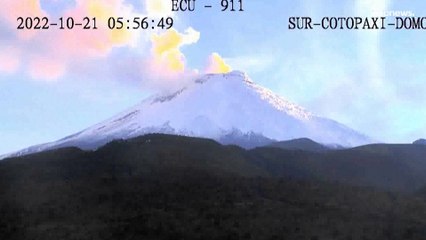 Alerta amarilla en el volcán Cotopaxi por su actividad sísmica y la expulsión de gas y ceniza