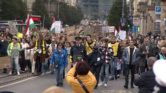 Hungría | Decenas de miles de profesores exigen furiosos mejores condiciones laborales