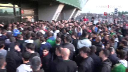 Yüzlerce taraftar maça giremeyince kavga çıktı!
