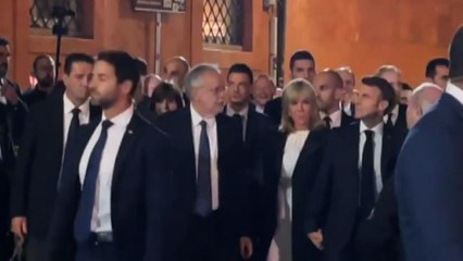 Applausi per il presidente francese al sua arrivo a Trastevere