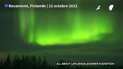 Des aurores boréales colorent le ciel en Finlande