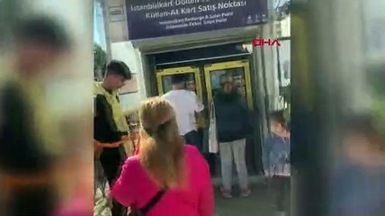 Biletmatikten aldıkları kartı iki katı fiyatla turistlere satarken görüntülendiler
