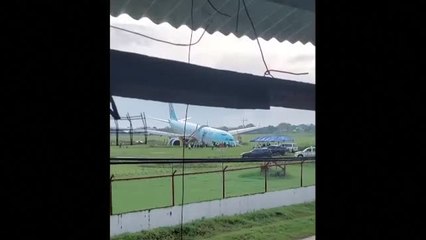 Video herunterladen: Un avión coreano se sale de la pista por malas condiciones climáticas