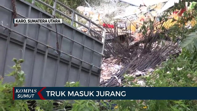 Truk Pembawa Bahan Bangunan Masuk Jurang di Karo