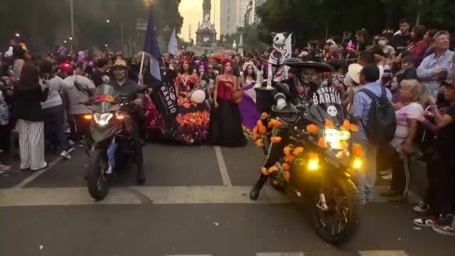Ciudad de México inicia celebraciones de Día de Muertos con desfile de Catrinas