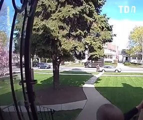 Un livreur UPS sauve un enfant piégé par un colis