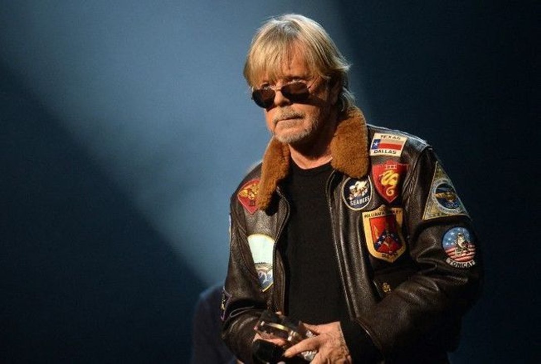 Renaud, métamorphosé et amoureux : « Paris Match » dévoile une photo du couple à Paris