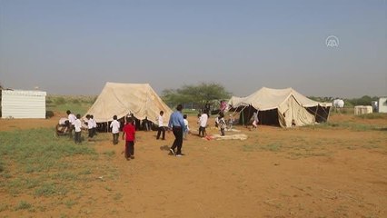 Yemenli öğrenciler, öğretmenlerinin desteğiyle kendi okullarını kurdu