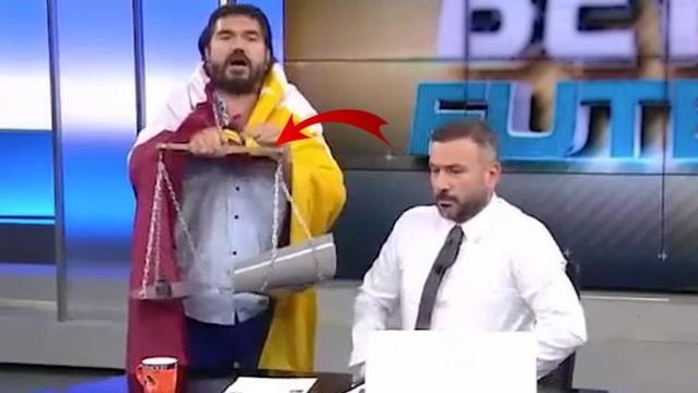 Rasim Ozan Kütahyalı, Galatasaray maçının ardından programa elinde adalet teraziyle çıktı