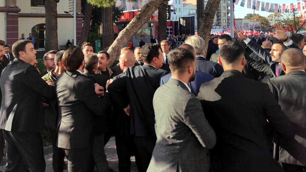 MHP mitingi öncesi AKP'li vekiller ile Ülkü Ocakları'ndan bir grup görevli arasında arbede