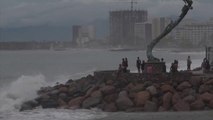 El huracán Roslyn azota la costa mexicana del pacífico