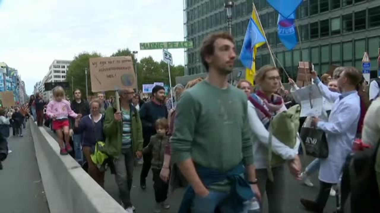 Miles de manifestantes climáticos protestan en Bruselas dos semanas antes de la cumbre de la ONU