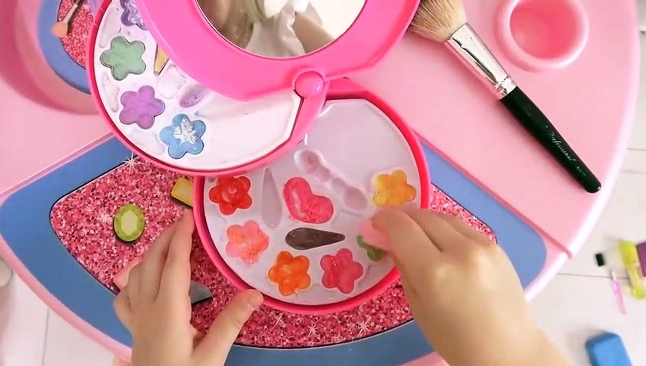 Eva and Mom do makeup at home - Pretend Play with Toys for girls