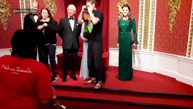Activistas climáticos lanzan dos tartas de chocolate a la figura de cera del rey Carlos III en el Museo Madame Tussauds