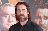Christian Bale diz que foi 'mediador' no set tenso de 'Trapaça'
