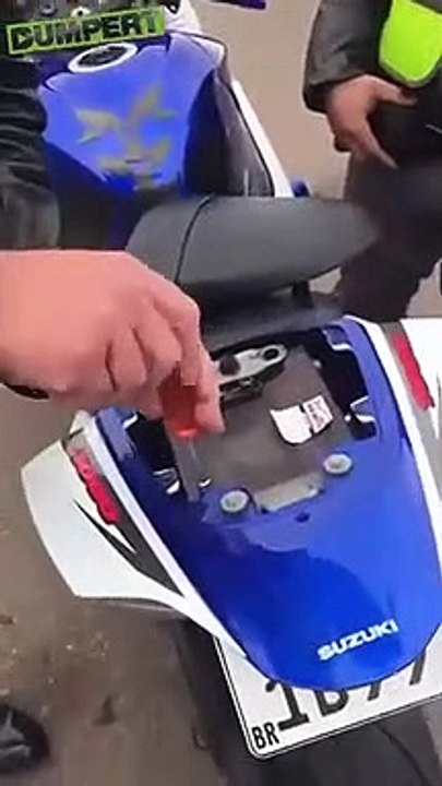Polícia Mostra Sistema De Ocultar Chapas De Matricula Em Motos