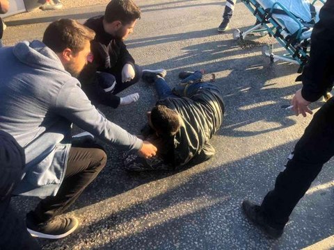 Son dakika haberi! Otomobile çarpan motosiklet sürücüsünün bir ayağı parçalandı- Kaza saniye saniye güvenlik kameralarına yansıdı