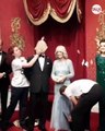 فيديو تلطيخ وجه تمثال الملك تشارلز بكعكة الشوكلاتة من قبل نشطاء المناخ
