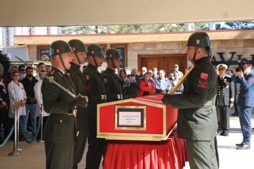 Otomobilin çarpmasıyla ölen doçent, son yolculuğuna uğurlandı