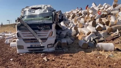 Şanlıurfa 3. sayfa haberi... Şanlıurfa'da saman yüklü tır devrildi: 1 yaralı