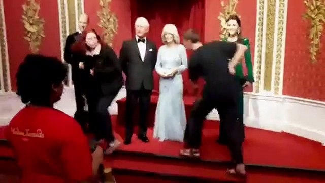 Activistas arrojan tartas al rostro de la figura de cera de Carlos III