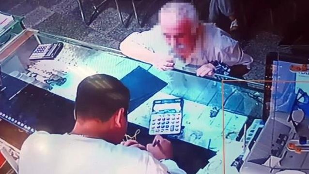 Kuyumcunun dalgınlığı başını yaktı! 60 bin liradan fazla parayı kendi elleriyle verdi