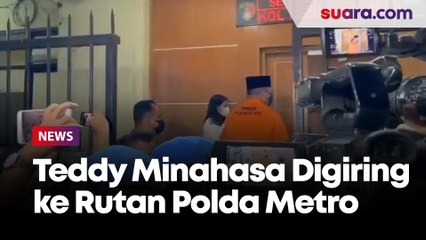 Pakai Baju Tahanan dan Peci, Irjen Teddy Minahasa Digiring ke Rutan dengan Tangan Diborgol