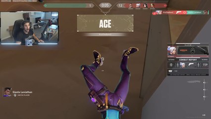 La reacción al ver que Jeet estaba con el arma mirando hacia arriba y dio cabeza