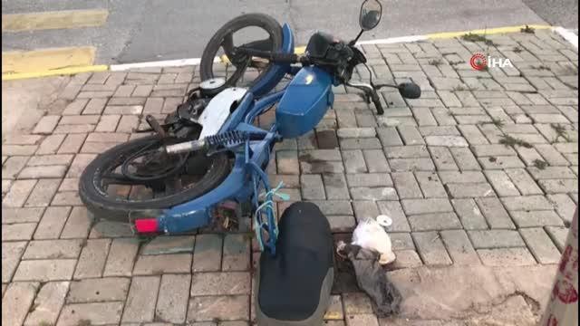 Kırmızı ışık ihlali yapan motosikletli sürücü minibüs ile çarpıştı