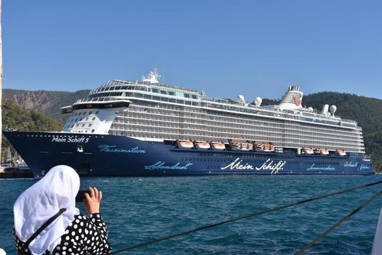 Muğla haberi | Dev kruvaziyer Mein Schiff 5 Marmaris Limanı'na yanaştı