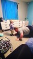Un papa fait du catch avec son enfant