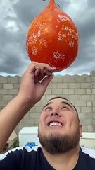 Jeu de la douche avec des ballons de baudruche