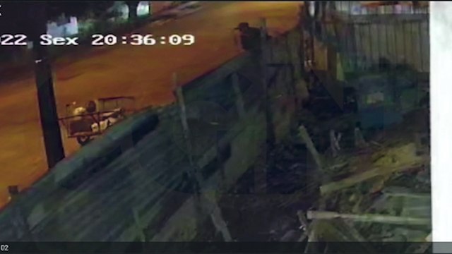 Imagens de câmeras de segurança flagram indivíduo furtando peças de andaime em obra no Bairro Neva