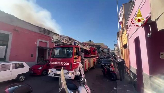 Incendio a Catania, distrutto un deposito di elettrodomestici