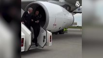 La graciosa imagen de Ancelotti y Militao bajando del avión que se ha hecho viral