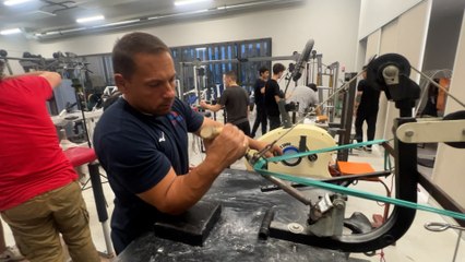 Interview maritima:  Jozsef Lovei présente les machines pour s'entrainer au bras de fer