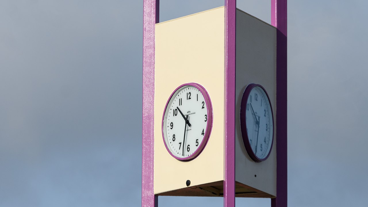 Burnley's Bus Station Clock returns after refurbishment video Dailymotion