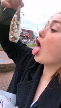 Une mouette vient récupérer la nourriture qu'on lui a volée